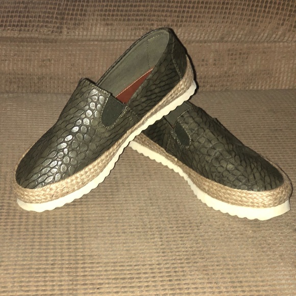 Green, Scale Shoes! - Picture 1 of 3